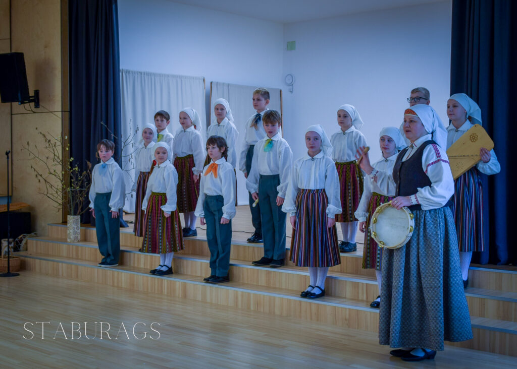 PAGĀJUŠĀS NEDĒĻAS IZSKAŅĀ I. Gaiša Kokneses vidusskolā norisinājās Piedaugavas un Vidzemes piejūras novadu folkloras kopu reģionālais sarīkojums-skate, gatavojoties XIII Latvijas skolu jaunatnes dziesmu un deju svētkiem. Tajā piedalījās arī Aizkraukles novada izglītības iestāžu folkloras kopas. Starp dalībniekiem bija arī Jaunjelgavas vidusskolas folkloras kopa “Audze”, kuru vada Iveta Ieviņa (no labās). Kolektīvs izveidots tikai 2024. gadā, un tā sniegumu žūrija novērtēja ar 1. pakāpi.
Ivetas Skabas foto