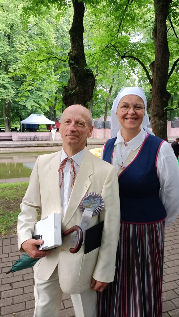 AIZKRAUKLIETE ILZE ATARDO uz svētkiem atbraukusi no Itālijas, kur vada Eiropas bērnu un jauniešu kori, kurā apvienojušies dalībnieki no deviņām Eiropas valstīm. Svētkos prieks satikt kolēģi, Aizkraukles novada vidusskolas jauniešu kora “De Cantare” diriģentu Eduardu Grāvīti.