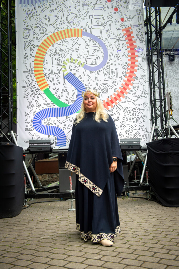 INGŪNA GRIETIŅA-DĀRZIŅA uz Skolēnu dziesmu un deju svētkiem atvedusi latviešu bērnu un jauniešu kori Īrijā “Labkī”. Tieši pirms svētkiem viņai piešķirta Latvijas Sieviešu nevalstisko organizāciju sadarbības tīkla balva sievietei līderei “Liesma”, par ko liecina arī pasniegtais pērļu kronis.